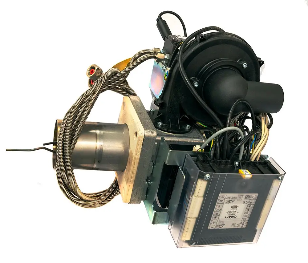 Daikin Heizgerät mit Ventilator und mehreren elektrischen Anschlüssen, ausgestattet mit einem Metallgehäuse und flexiblen Schläuchen für die Installation.